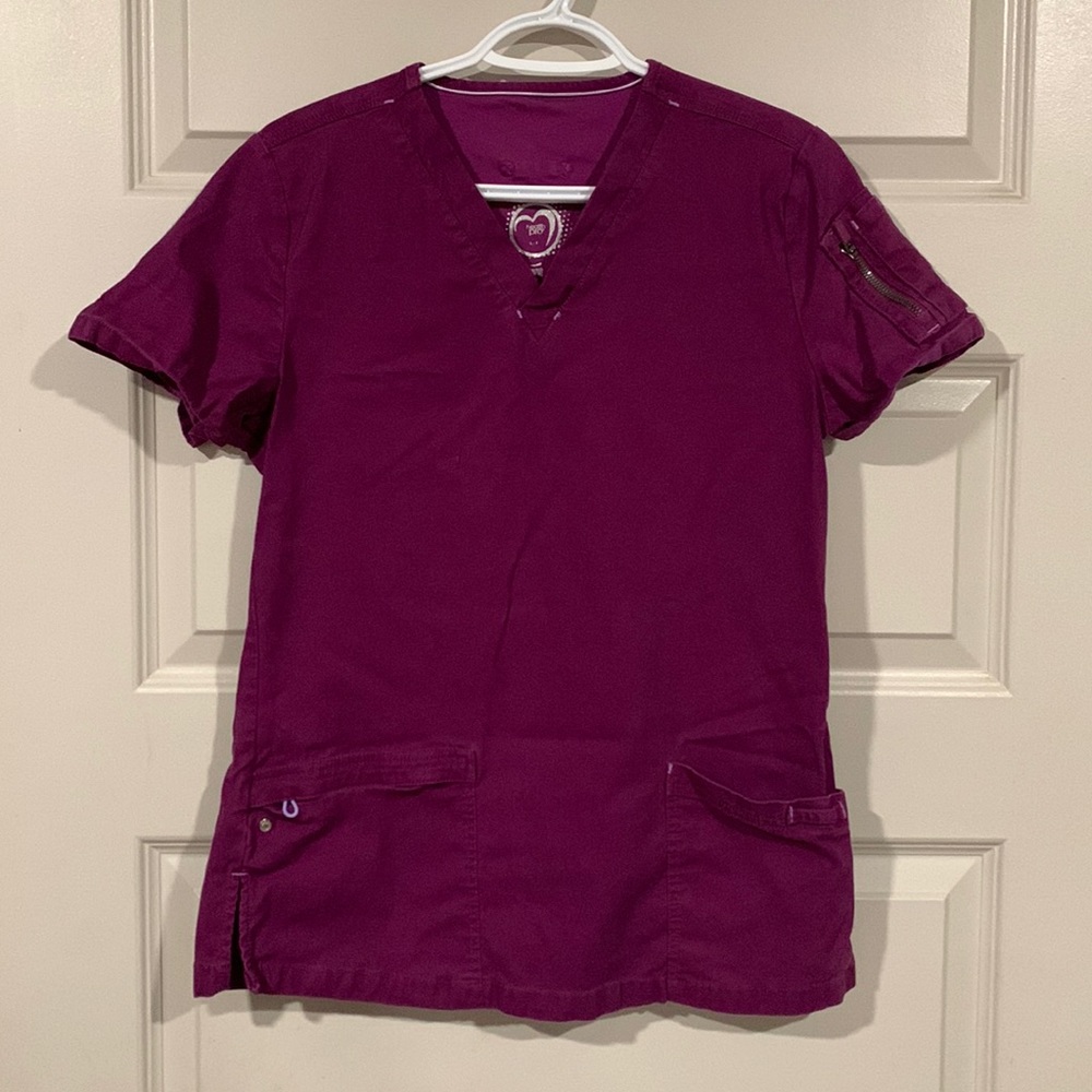 HEALTHPRO Scrub Too with pockets, badge ring and pen holder on sleeve